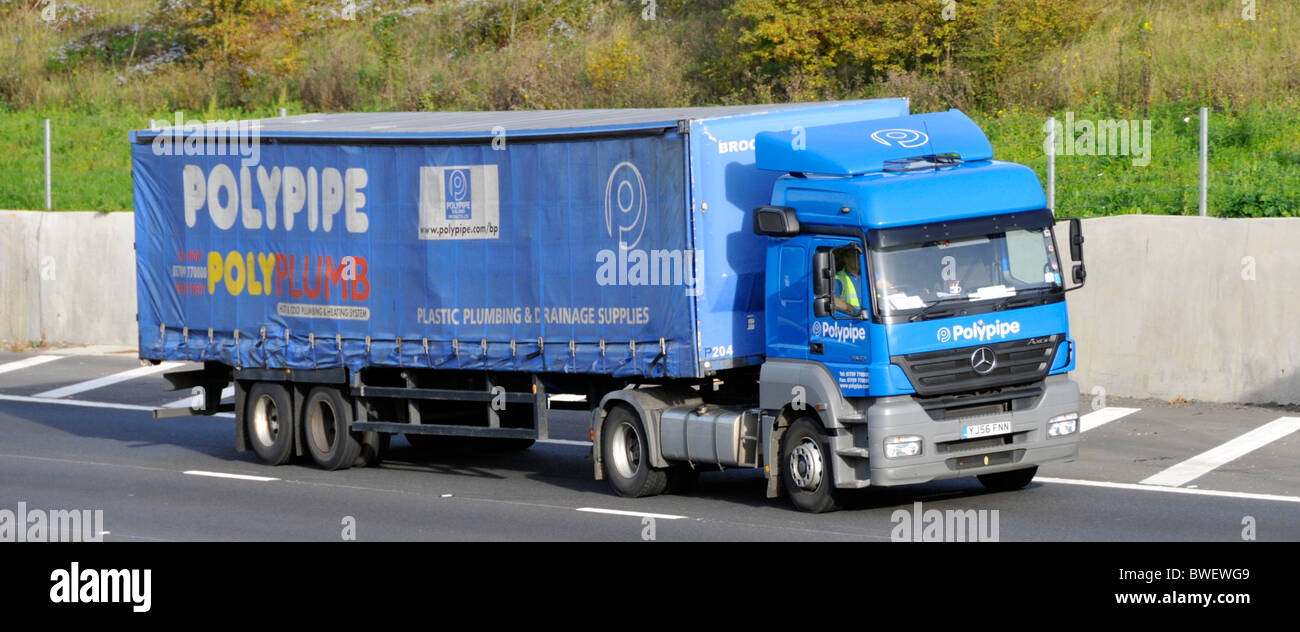 Seitliche und vordere blaue Polypipe Mercedes supply chain Lieferung LKW LKW-Fahrer & artikuliert trailer Werbung Entwässerung Produkte Auf de Autobahn Stockfoto