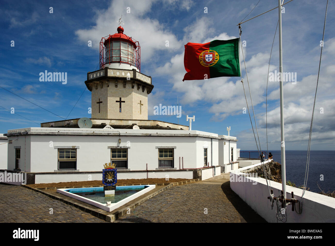 Leuchtturm Farol Arnel, Ost-Küste der Insel Sao Miguel, Azoren, Portugal Stockfoto