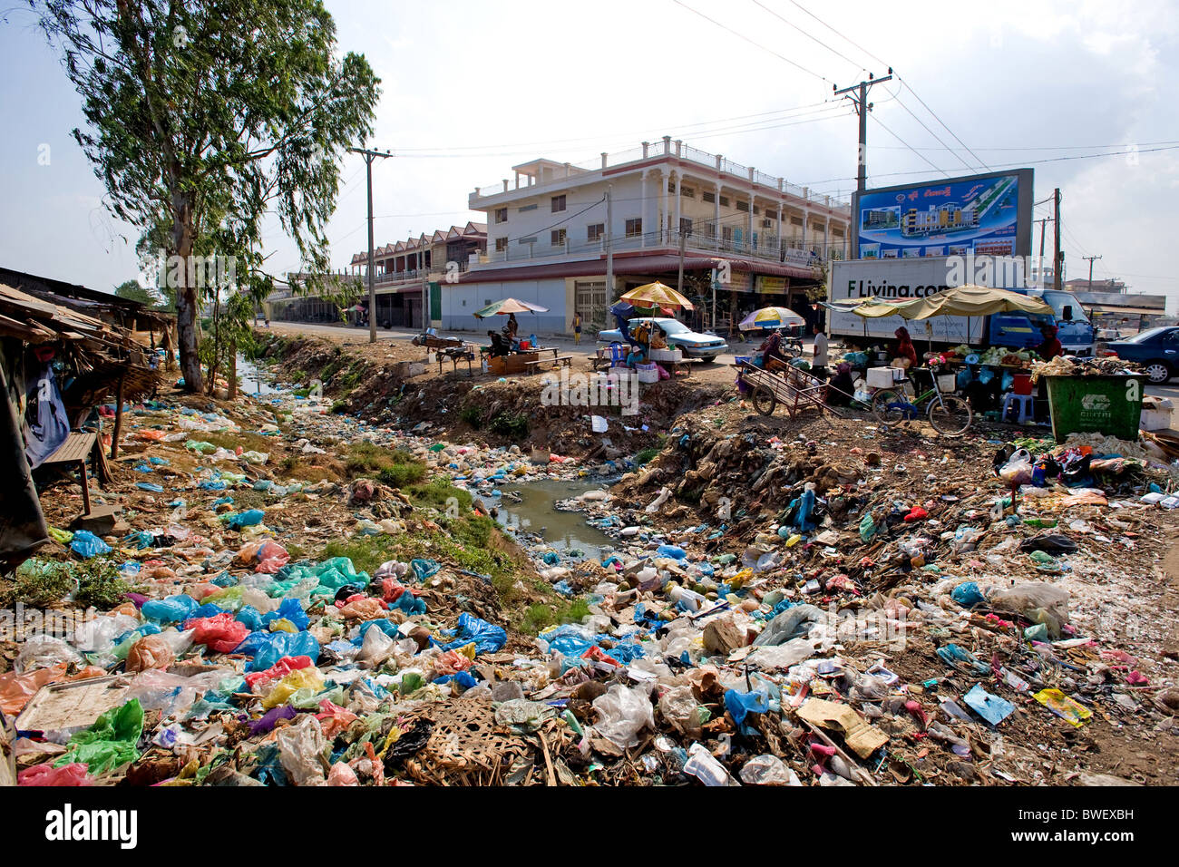 Verschmutztes Wasser durch einen Marktplatz, Phnom Penh, Kambodscha Stockfoto