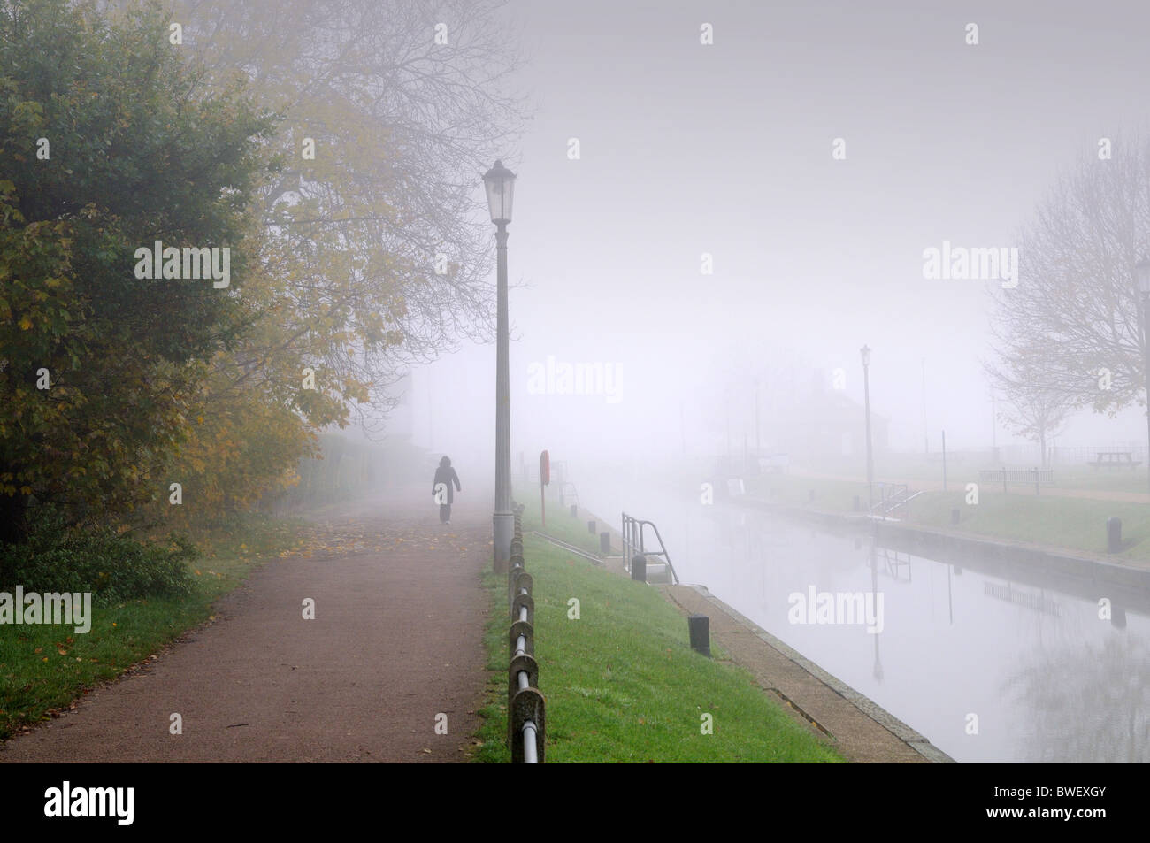 Nebligen Tag bei Teddington Lock, West-London Stockfoto