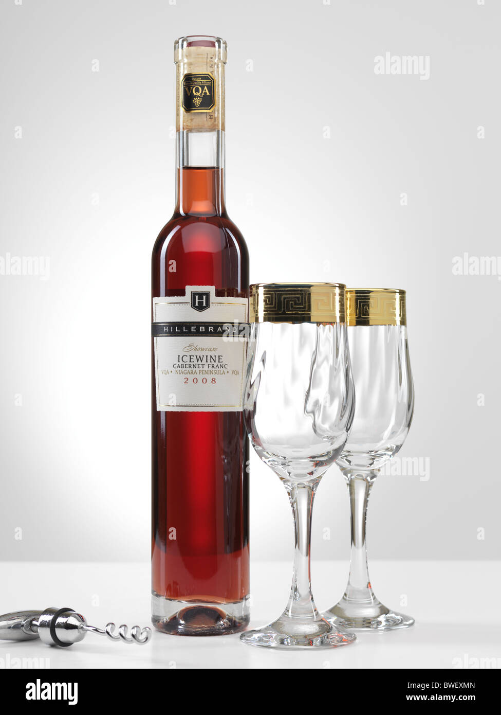 Studio Foto von einer Flasche roten Eiswein Cabernet Franc und zwei Gläser Wein. Isoliert auf weißem Hintergrund. Stockfoto