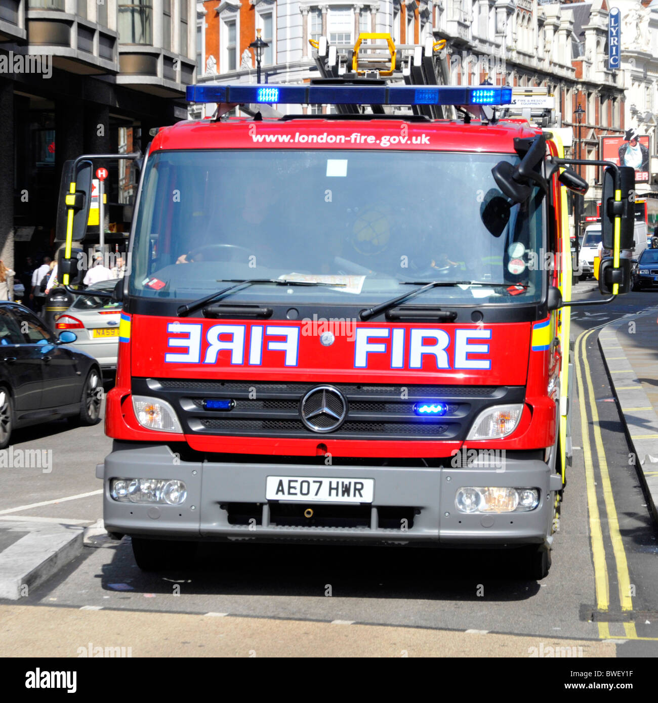 Vorderseite des britischen Feuerwehrauto auf 999 SOS Notruf in London West End England hautnah Stockfoto