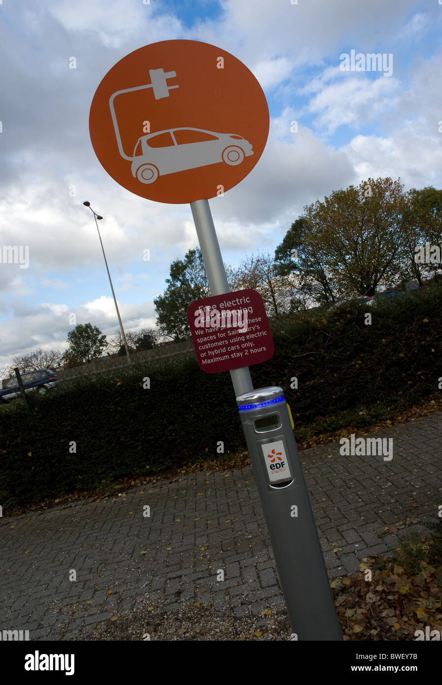 EDF Energie. Autostecker Buchstabe an Sainsburys Supermarkt Beckton London Stockfoto