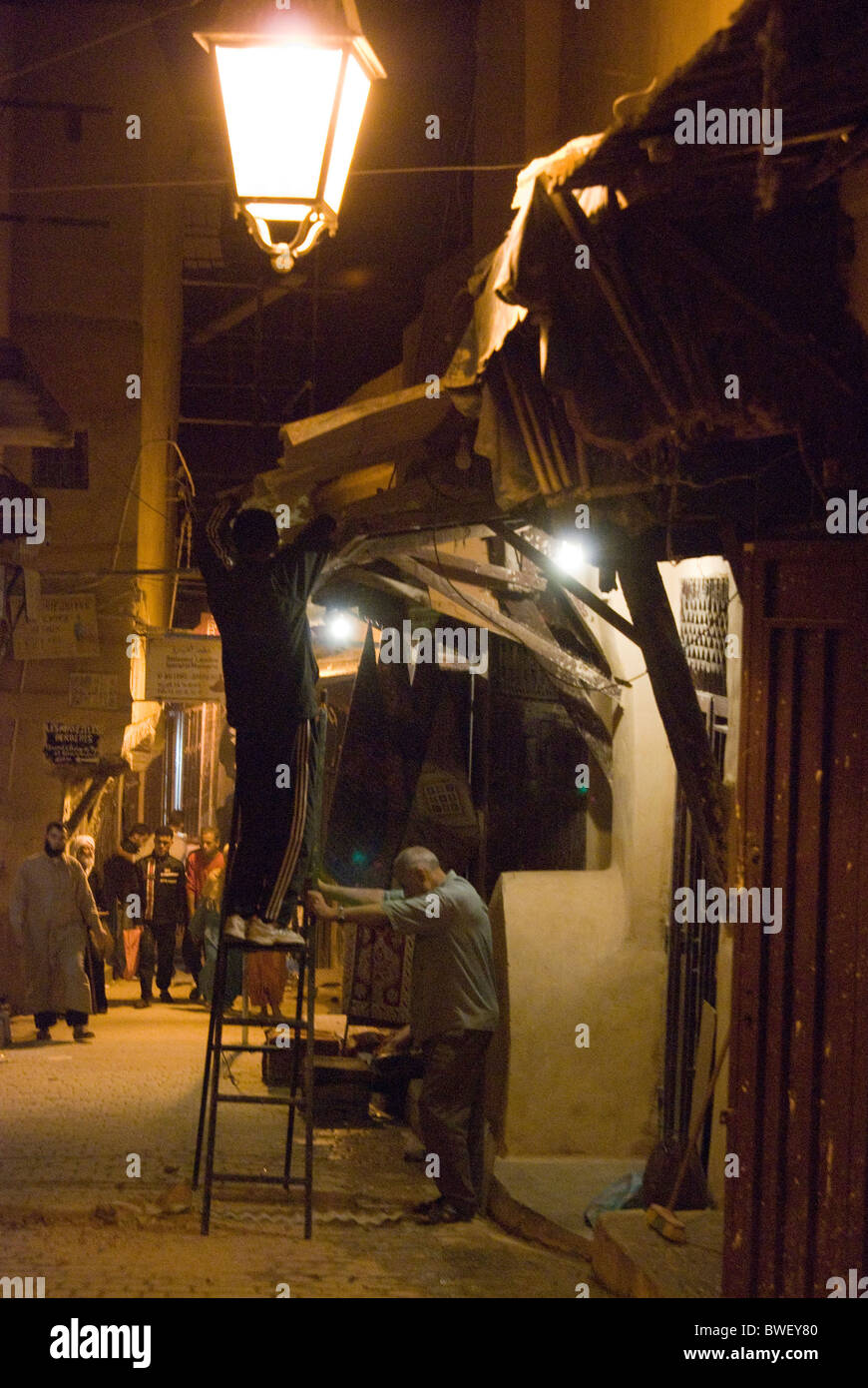 Medina (Altstadt) von Fez in der Nacht, Marokko. Stockfoto
