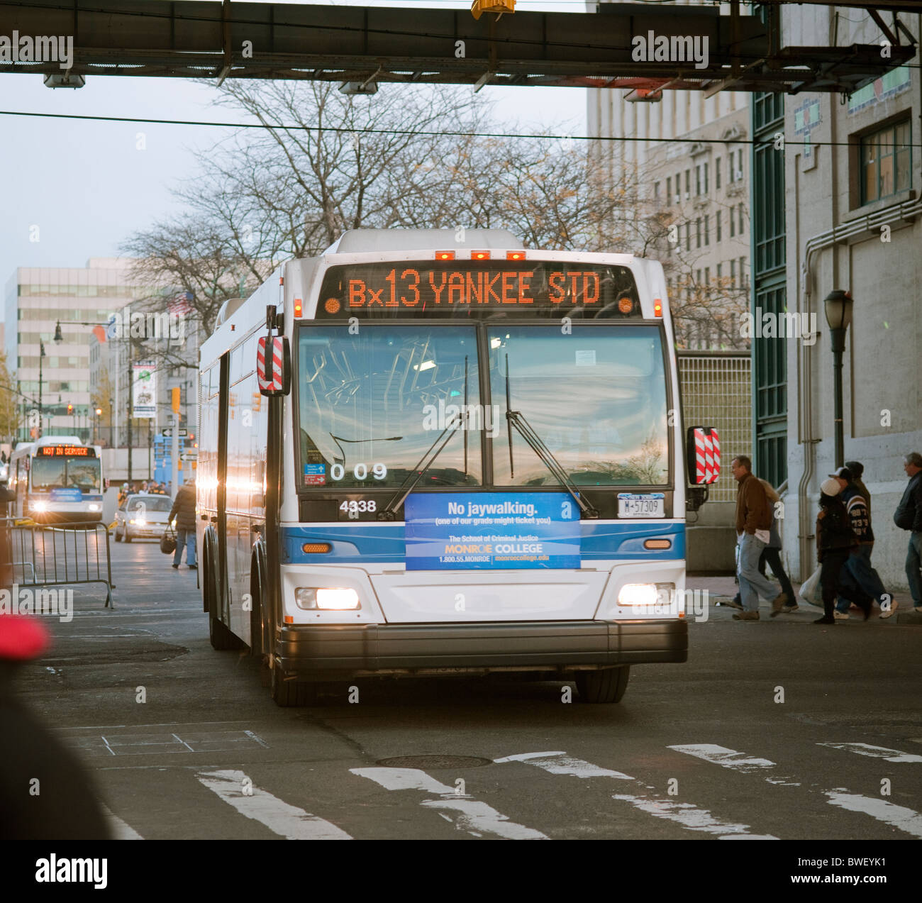 Ein MTA New York City Bus kommt an ihrem endgültigen Bestimmungsort, Yankee Stadium in der Bronx in New York Stockfoto