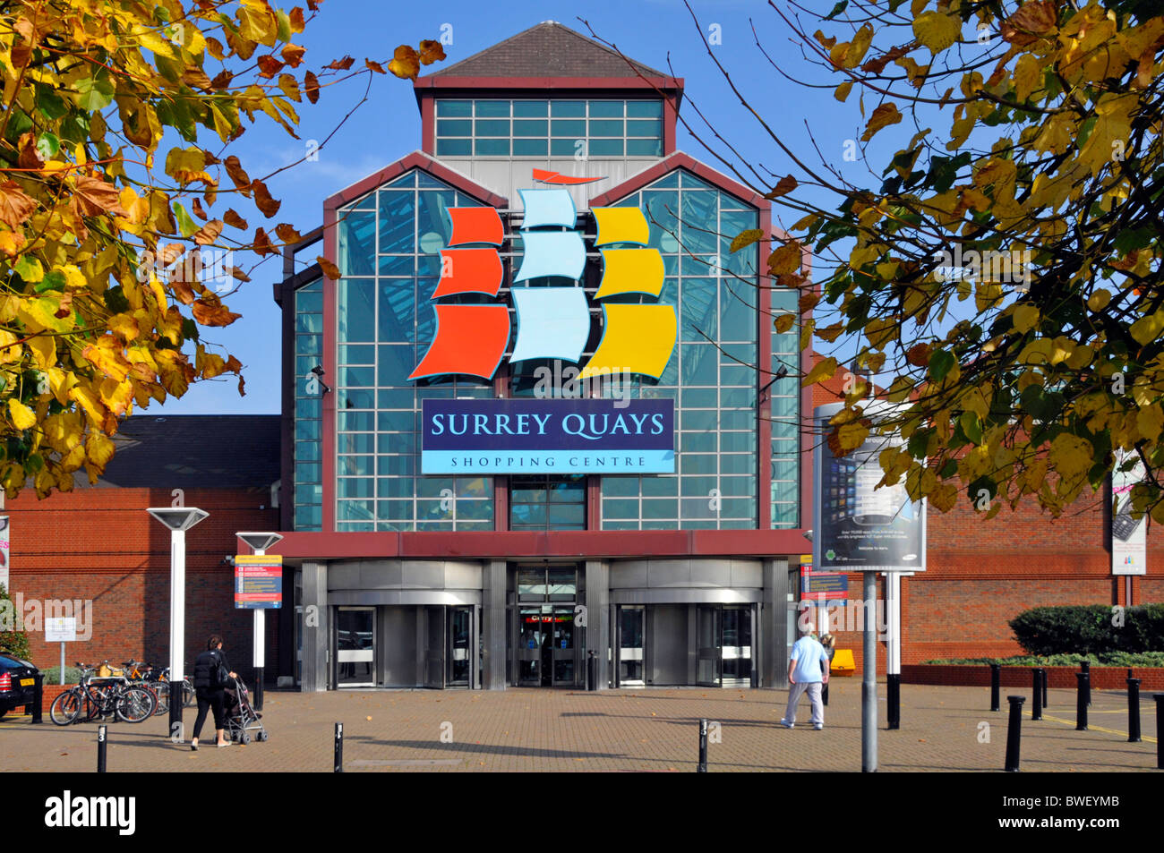 Fassade eines wichtigsten Käufer Eingang in Surrey Quays Einkaufszentrum durch British Land Sachgeschäft freier Parkplatz Rotherhithe London UK im Besitz Stockfoto