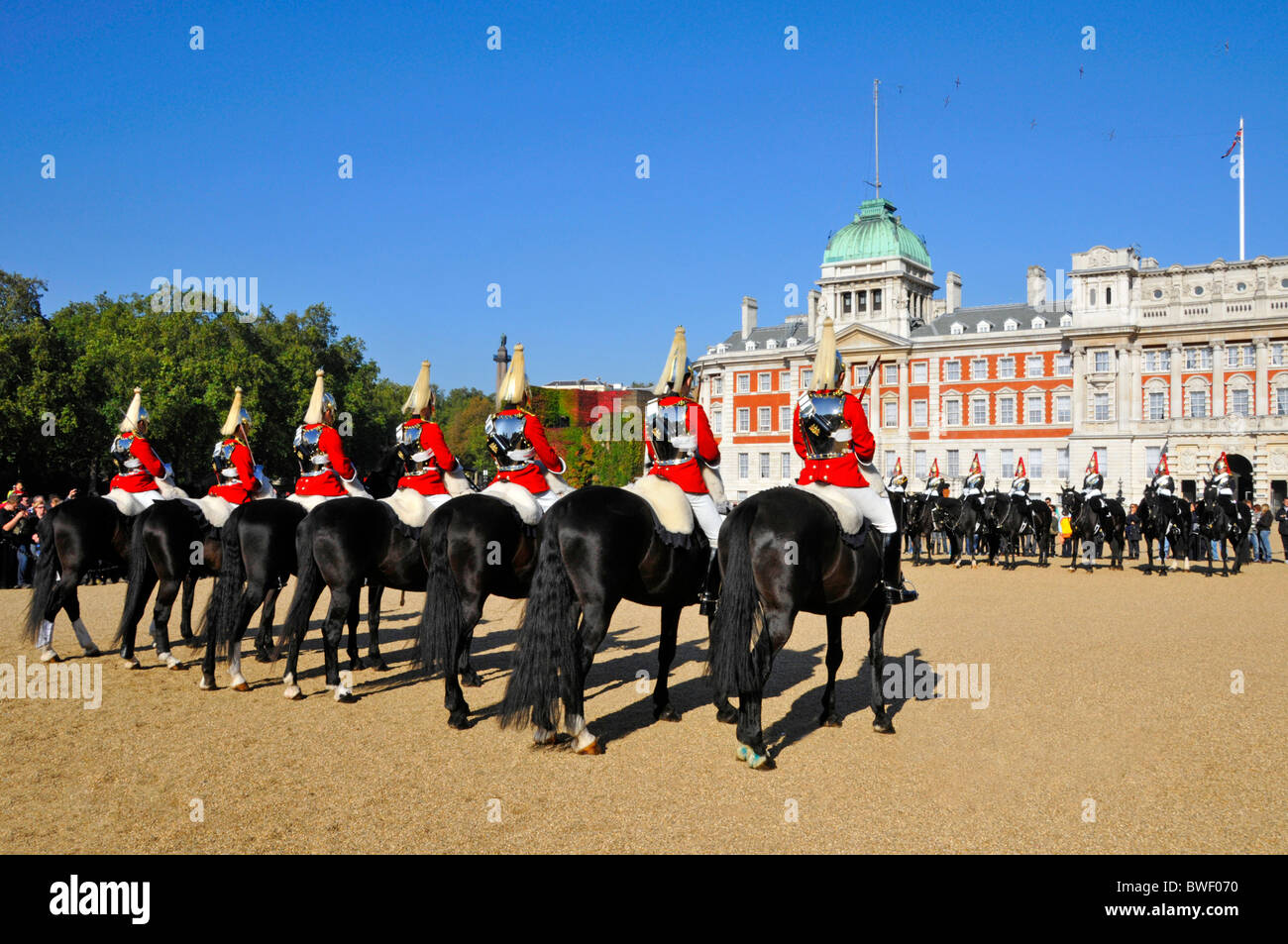 Die Haushaltskavallerie wechselt an einem sonnigen Tag in Westminster, London, England, die Wachzeremonie auf dem Gelände der Horse Guards Parade Stockfoto