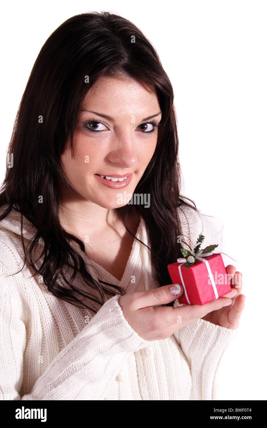 Eine hübsche junge Frau hält eine kleine rote vorhanden. Alle isoliert auf weißem Hintergrund. Stockfoto