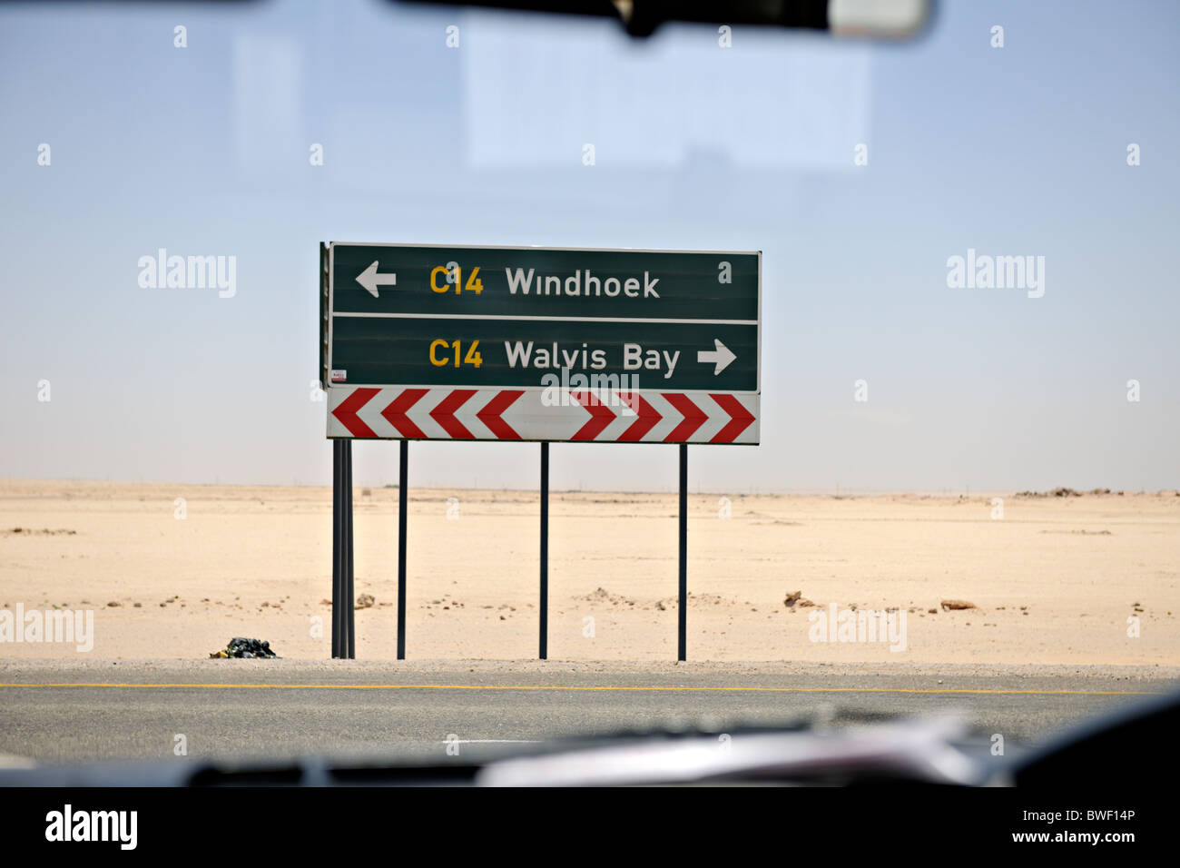 Straße überqueren Zeichen Blick vom Auto, C14 Windhoek C14 Walvis Bay Stockfoto