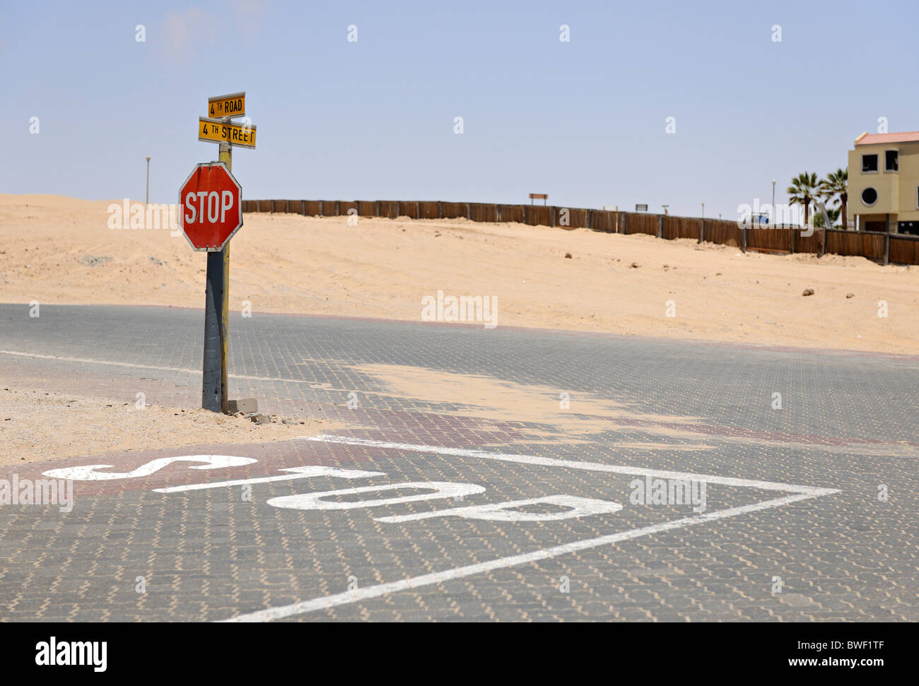 Stoppen Sie Zeichen 4. Straße und 4th Street Namibia Stockfoto