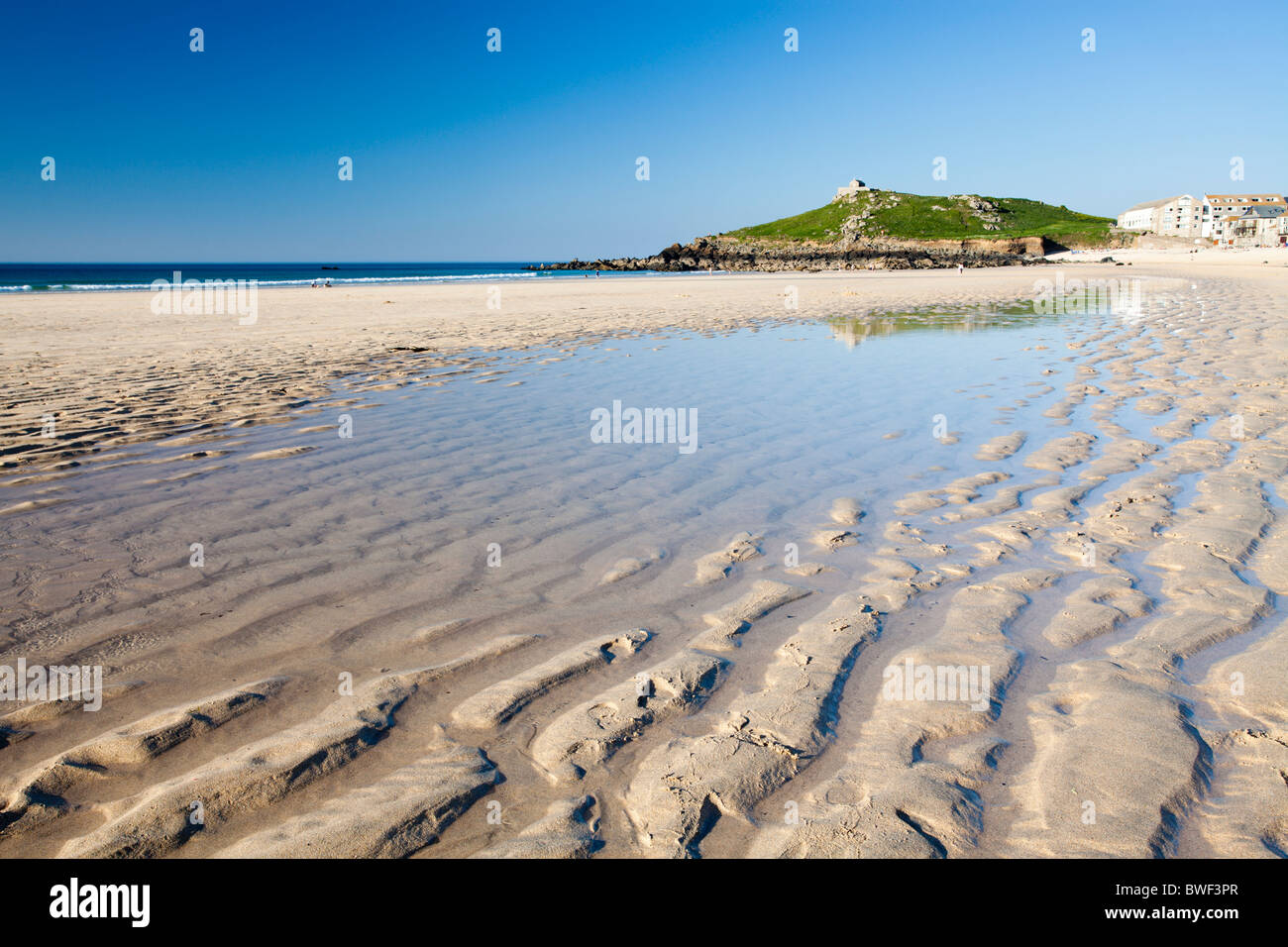 Muster auf Porthmeor Beach, St. Ives Cornwall England mit der Insel in der Backbround. Stockfoto