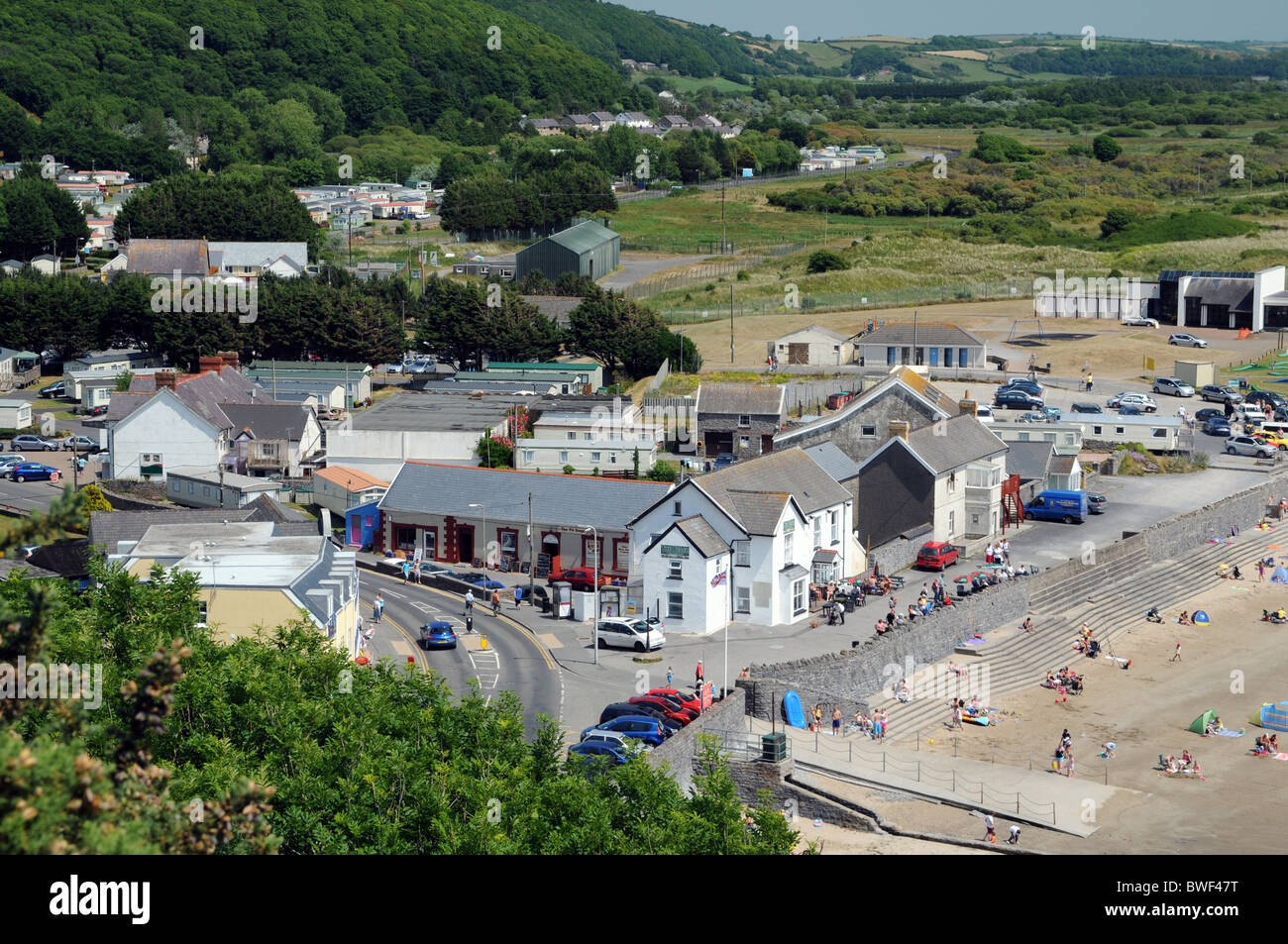 Ein Blick auf Pendine Sands in South Wales von oben auf dem Küstenwanderweg. Stockfoto