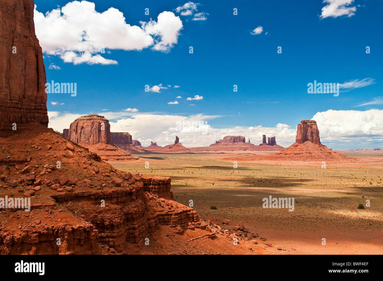 Auf der Suche durch das Nord-Fenster auf den Buttes im Monument Valley, Arizona, USA Stockfoto