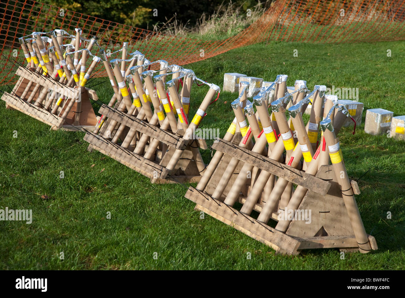 Feuerwerk angeordnet bereit für eine organisierte kommerziellen Feuerwerk am Lagerfeuer-Abend im November in england Stockfoto