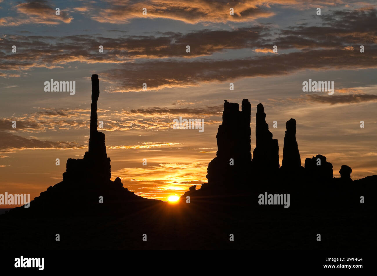 Sonnenaufgang mit Totempfahl Felsformation bei Gegenlicht, Monument Valley, Arizona, USA Stockfoto