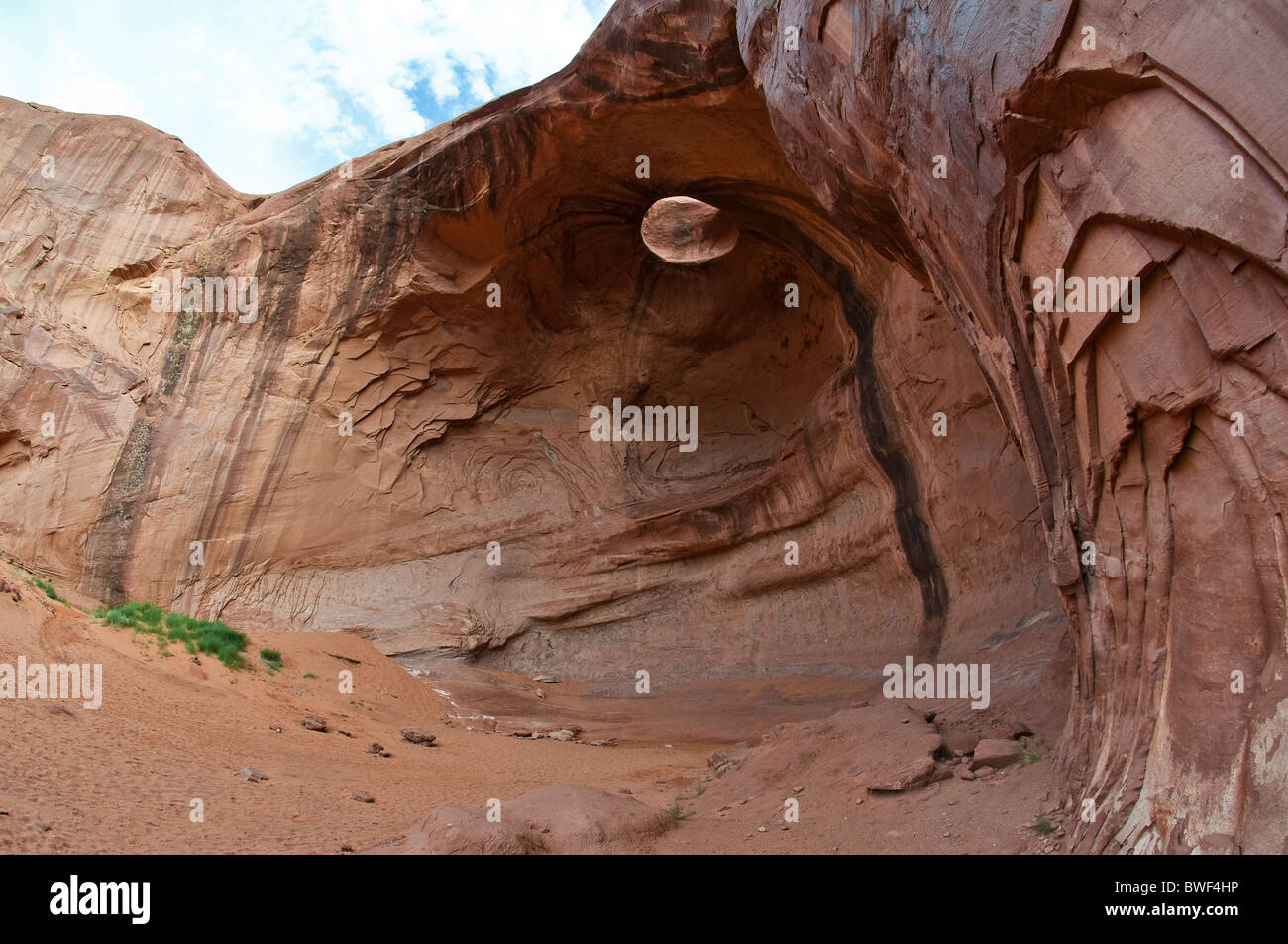 Big Hogan Arch, Monument Valley, Arizona, USA Stockfoto