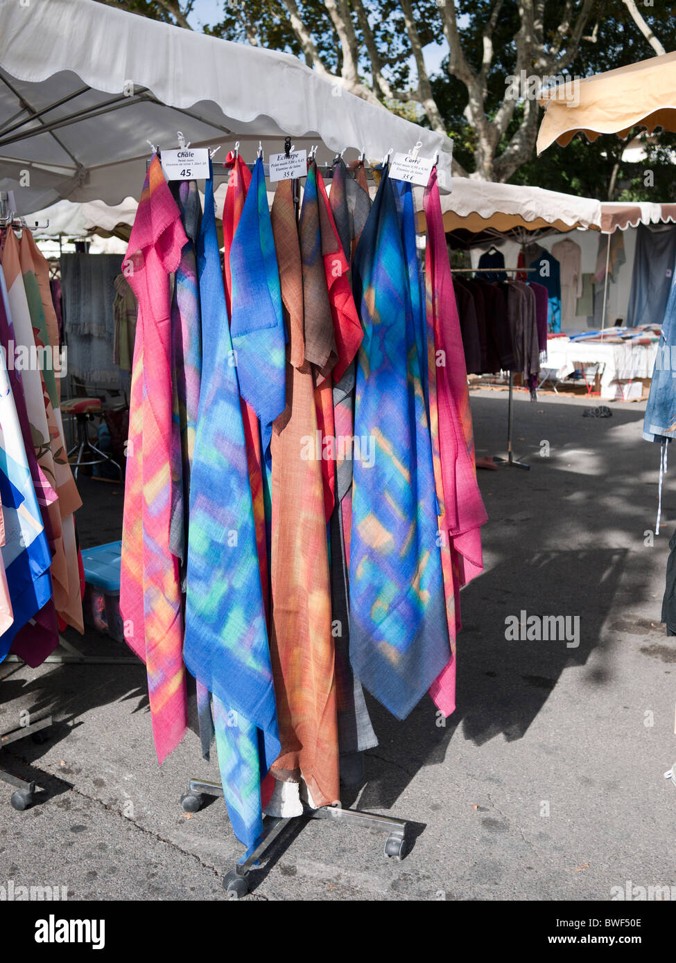 bunte bunte Schals auf einem Markt in Südfrankreich Stockfoto