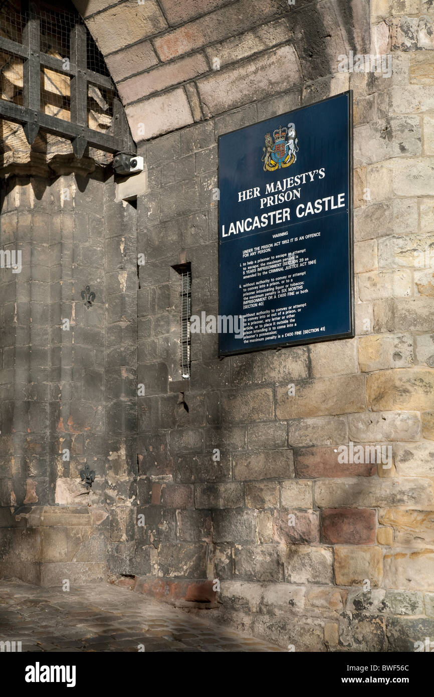 das Tor zu ihrem Majestys Gefängnis Lancaster Castle mit Fallgitter Stockfoto