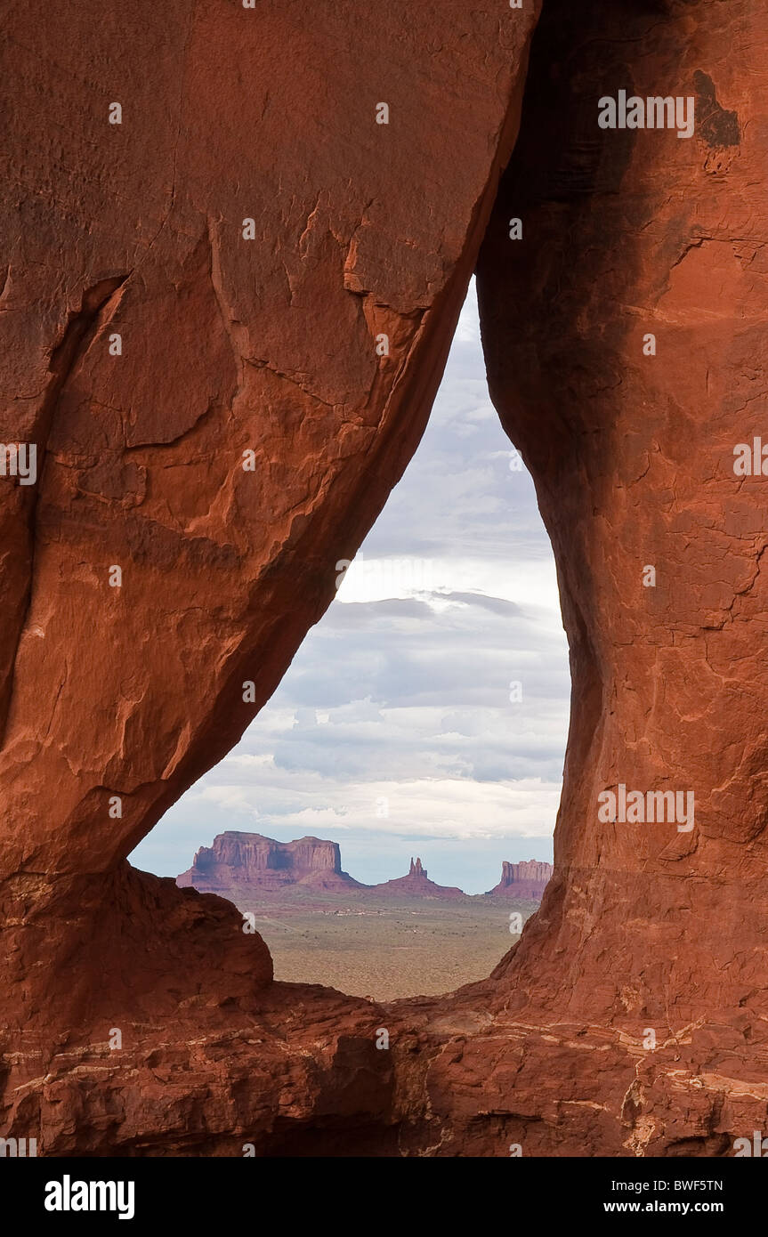 Blick durch den TEAR DROP Bogen in Richtung der Tafelberge im Monument Valley, Arizona, USA Stockfoto