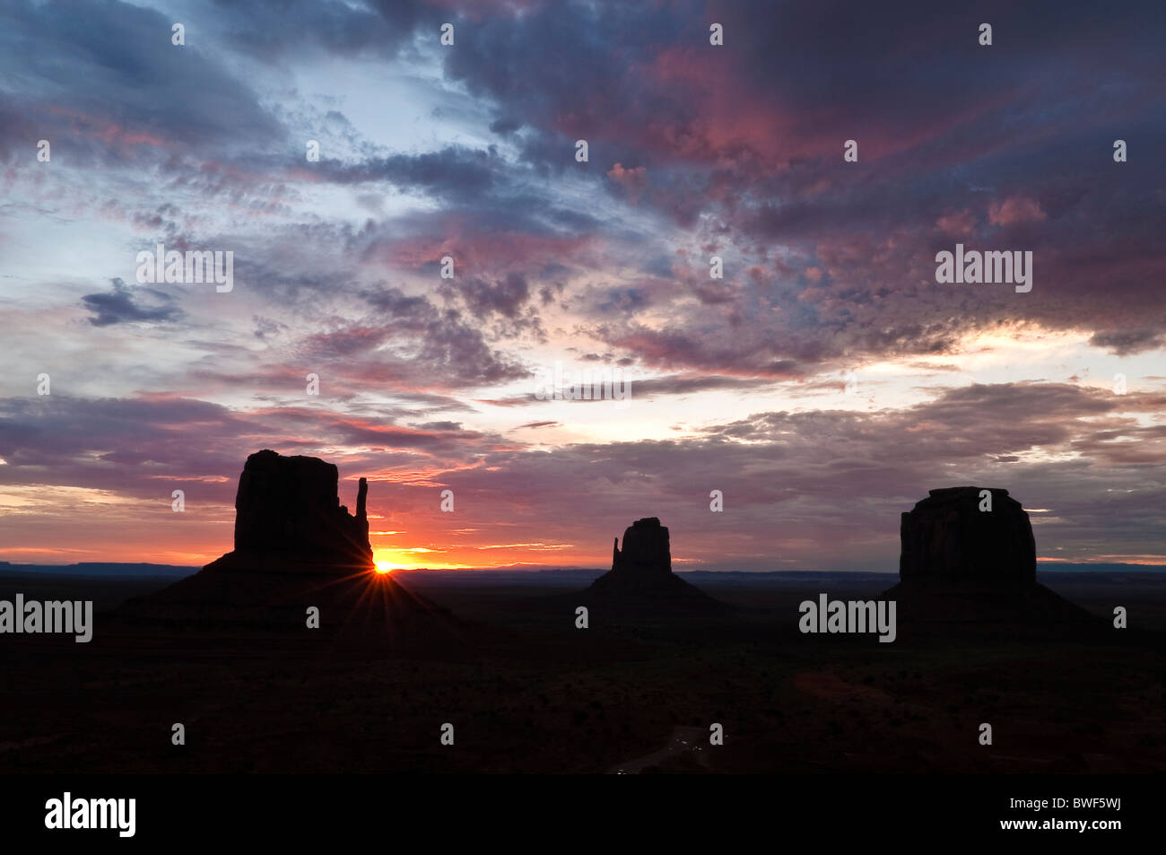 Mitten Buttes bei Sonnenaufgang, Monument Valley, Arizona, USA Stockfoto