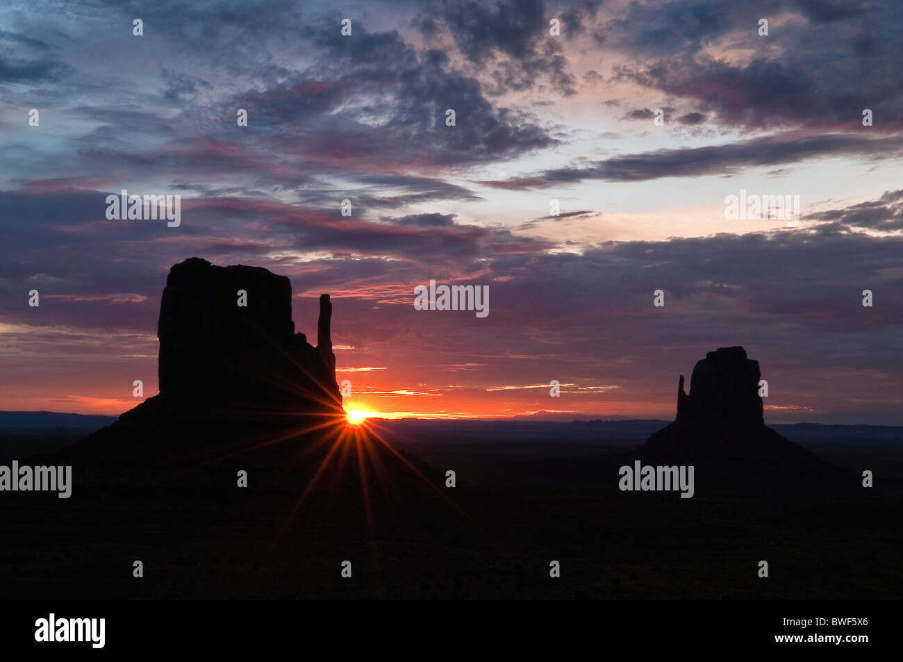 West-Buttes bei Sonnenaufgang, Monument Valley, Arizona, USA, Nordamerika Stockfoto