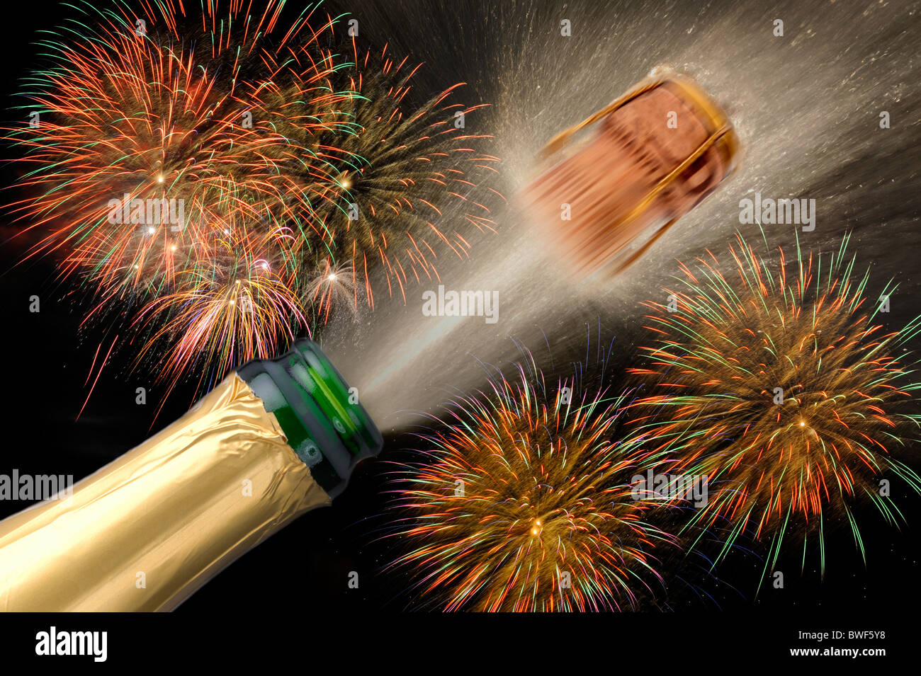 Flasche Champagner knallend auf Neujahr Silvester-Party mit Feuerwerk ...