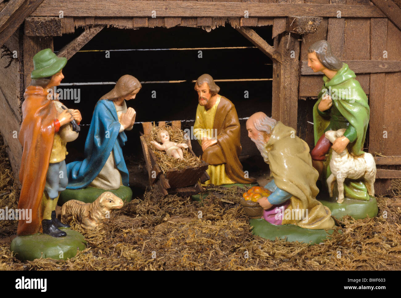Weihnachtskrippe von der Geburt Jesu in einem alten Haus in der Nähe von Bethlehem mit Maria, Josef und drei Hirten Stockfoto