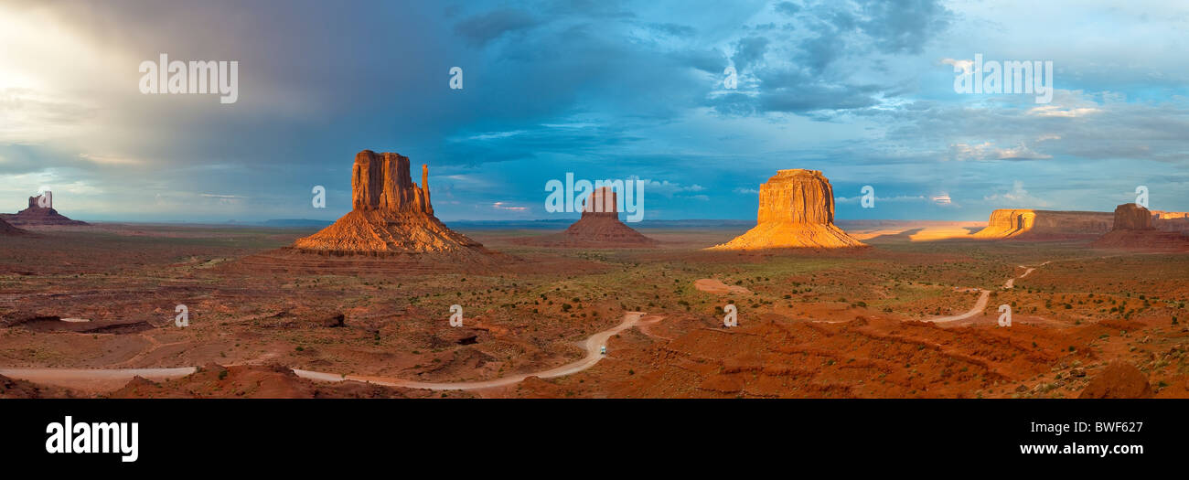 Panorama des Monument Valley im letzten Licht während eines Sturms, Mitten Buttes, Monument Valley, Arizona, USA Stockfoto
