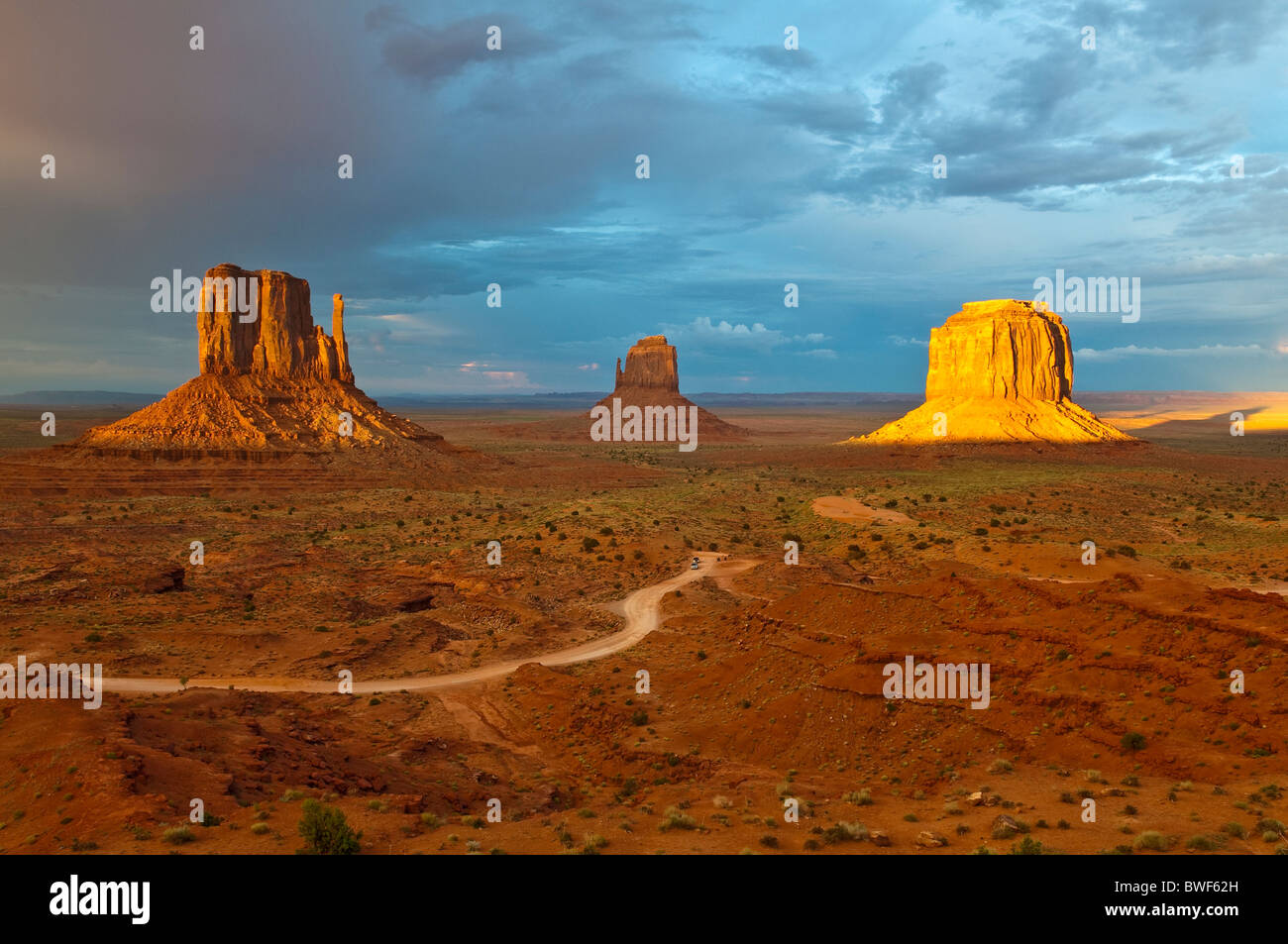 Die Mitten Buttes im letzten Licht während eines Sturms, Monument Valley, Arizona, USA Stockfoto