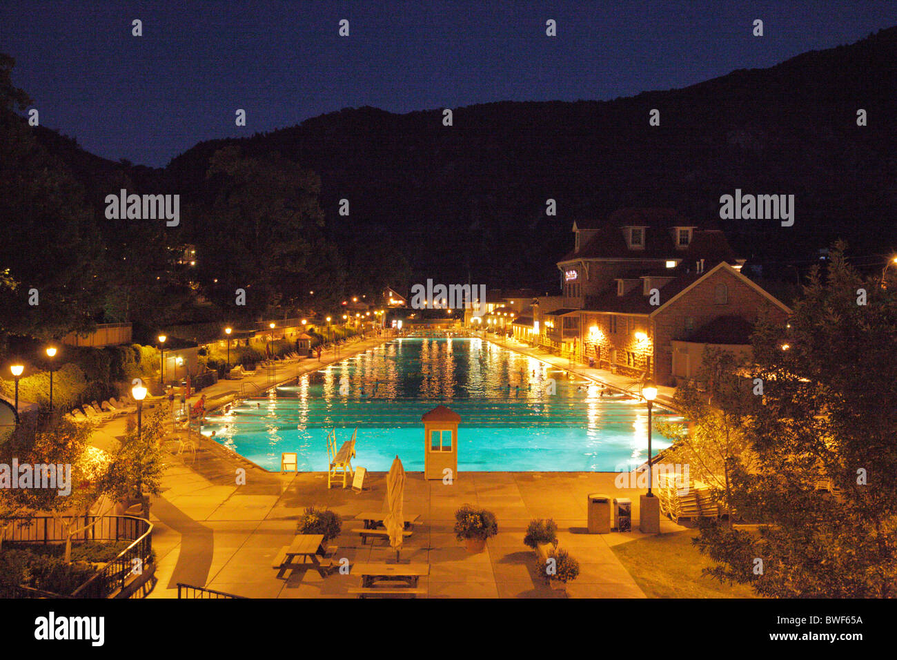 Hot Springs Pool in der Nacht in Glenwood Springs, Colorado, USA. Stockfoto