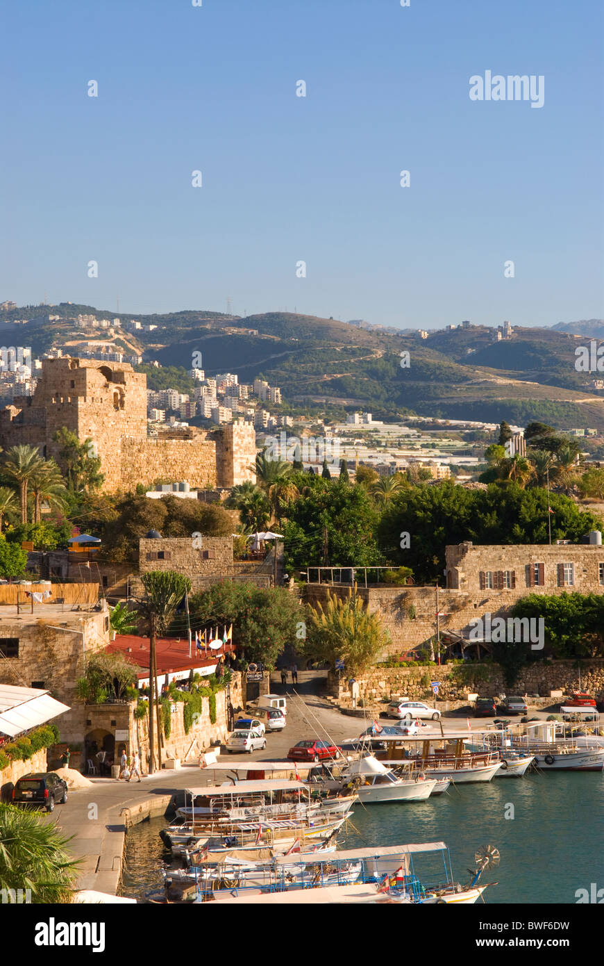 Hafen mit Ära Kreuzfahrerburg im Hintergrund, Byblos(Jbail), Libanon. Stockfoto