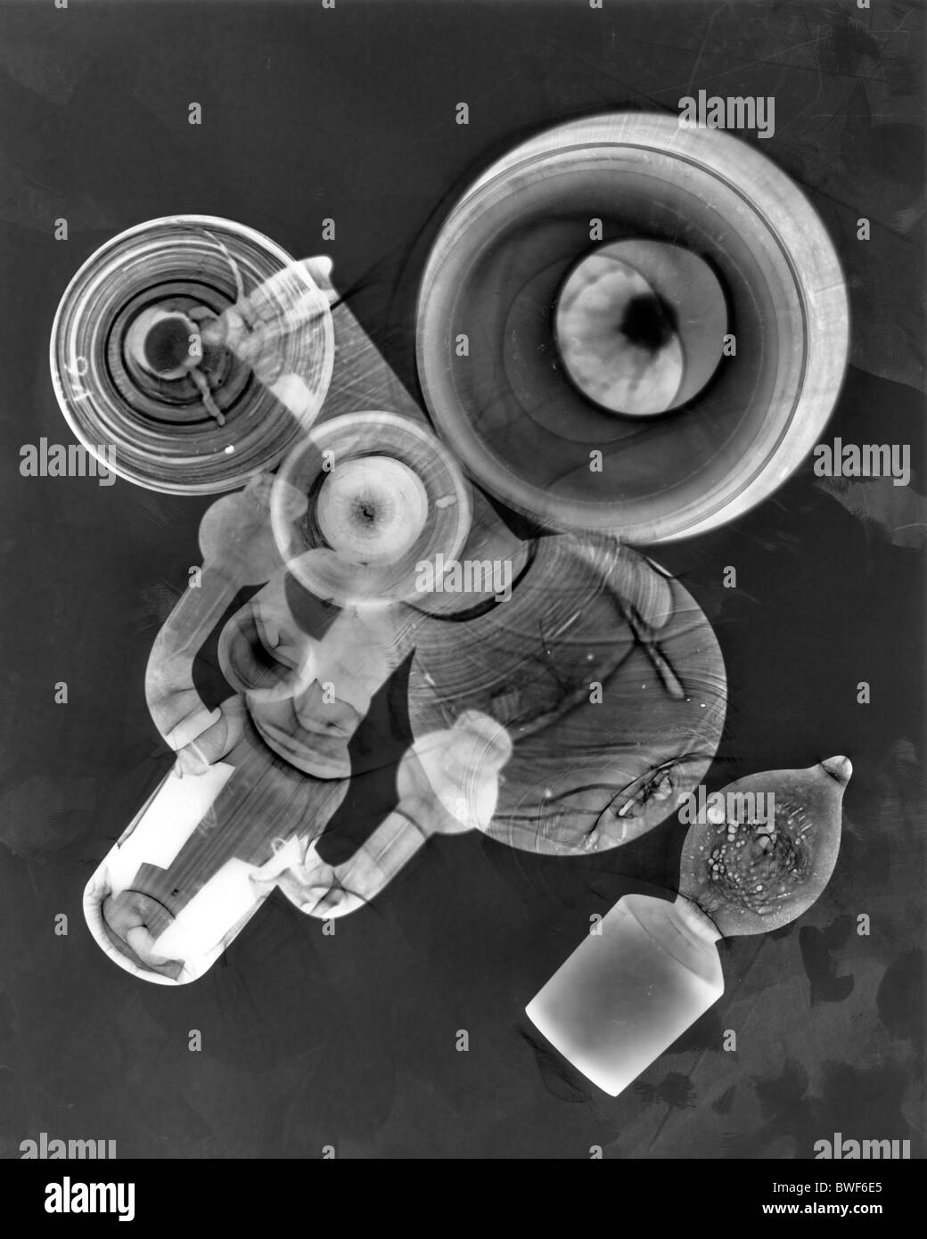 traditionellen Dunkelkammer-Praxis und Fotogramm-Produktion mit chemische Verarbeitung Fotopapier Shadow Catchers Stockfoto