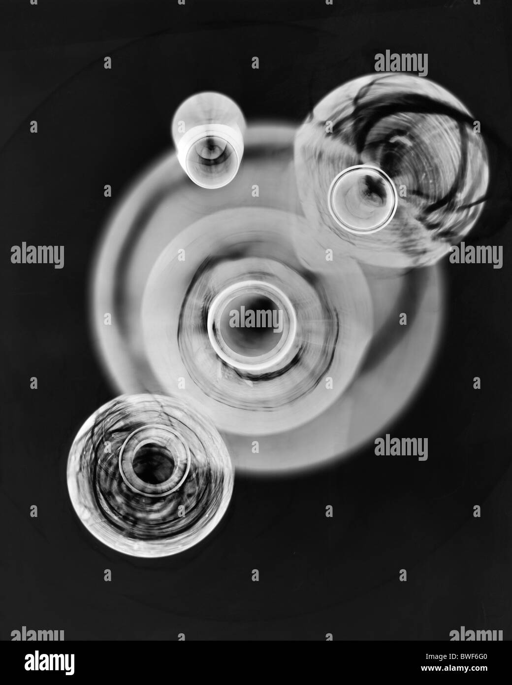 traditionellen Dunkelkammer-Praxis und Fotogramm-Produktion mit chemische Verarbeitung Fotopapier Shadow Catchers Stockfoto