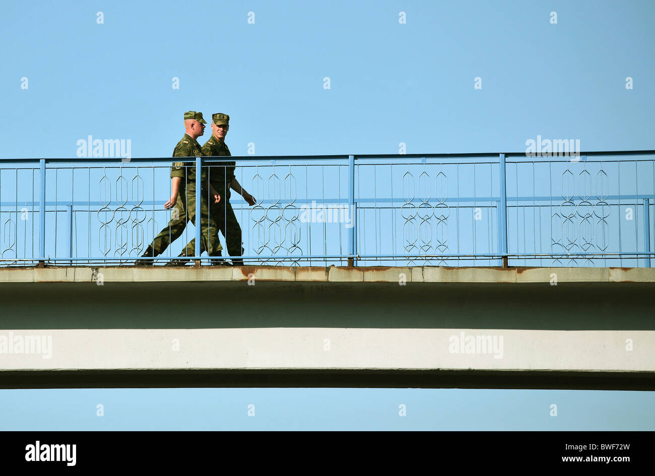 Zwei Soldaten auf einem Steg, Brest, Weißrussland Stockfoto