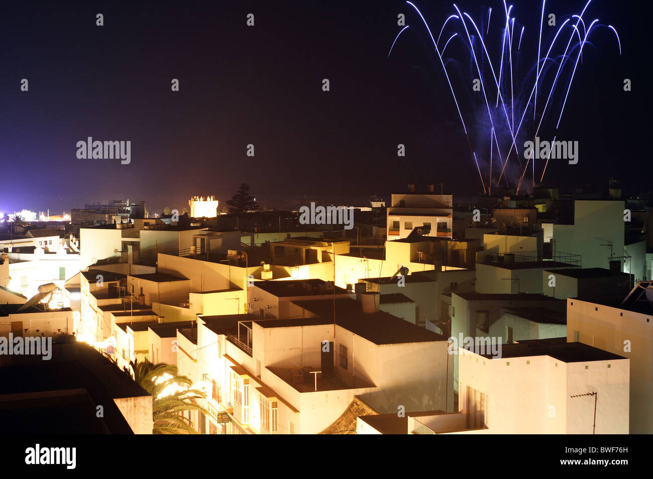 Feuerwerk am Strand promenade, Conil De La Frontera, Spanien Stockfoto