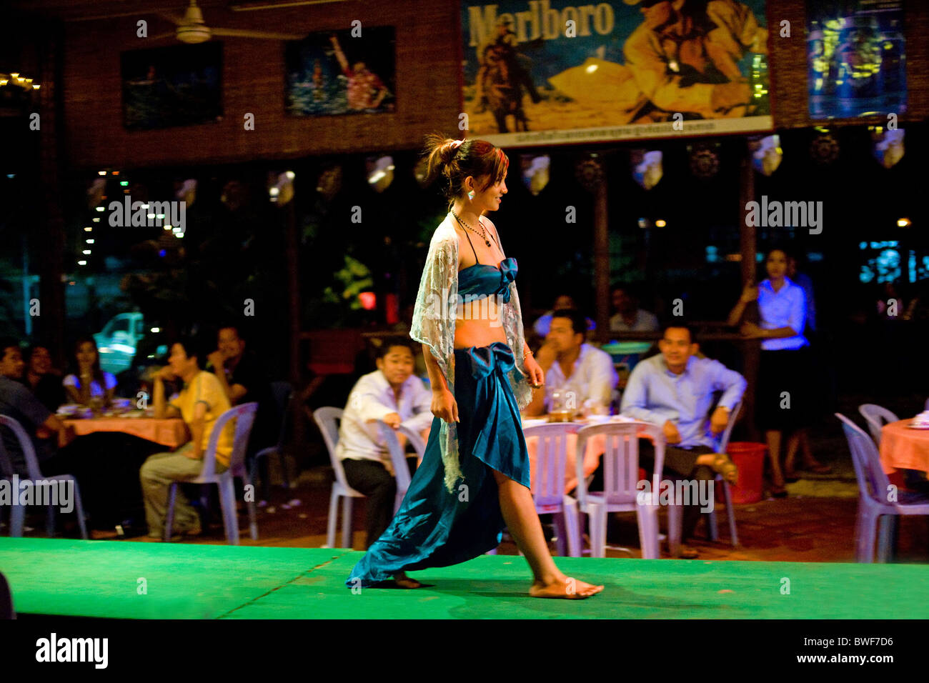 Ein Schönheitswettbewerb in einem Biergarten, Phnom Penh, Kambodscha Stockfoto