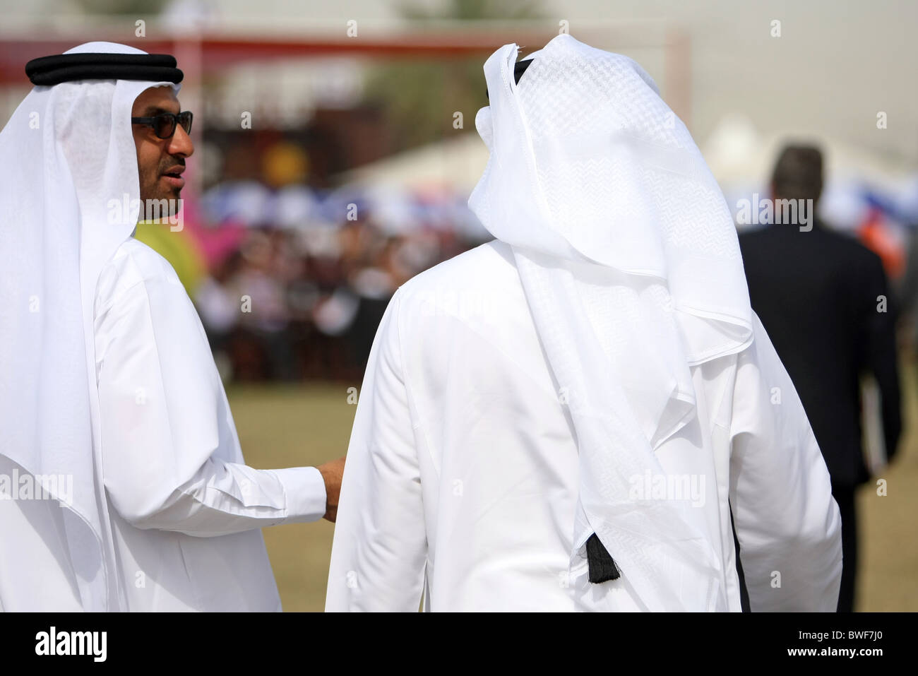 Männer in der nationalen Kleidung, Dubai, Vereinigte Arabische Emirate Stockfoto