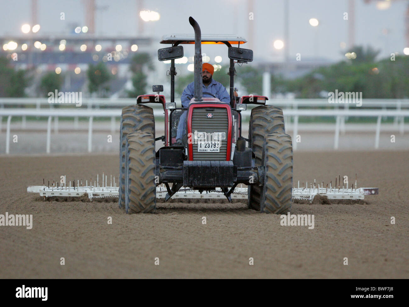 Ein Mann Horrows den Schmutz verfolgt auf der Rennbahn Nad al Sheba, Dubai, Vereinigte Arabische Emirate Stockfoto