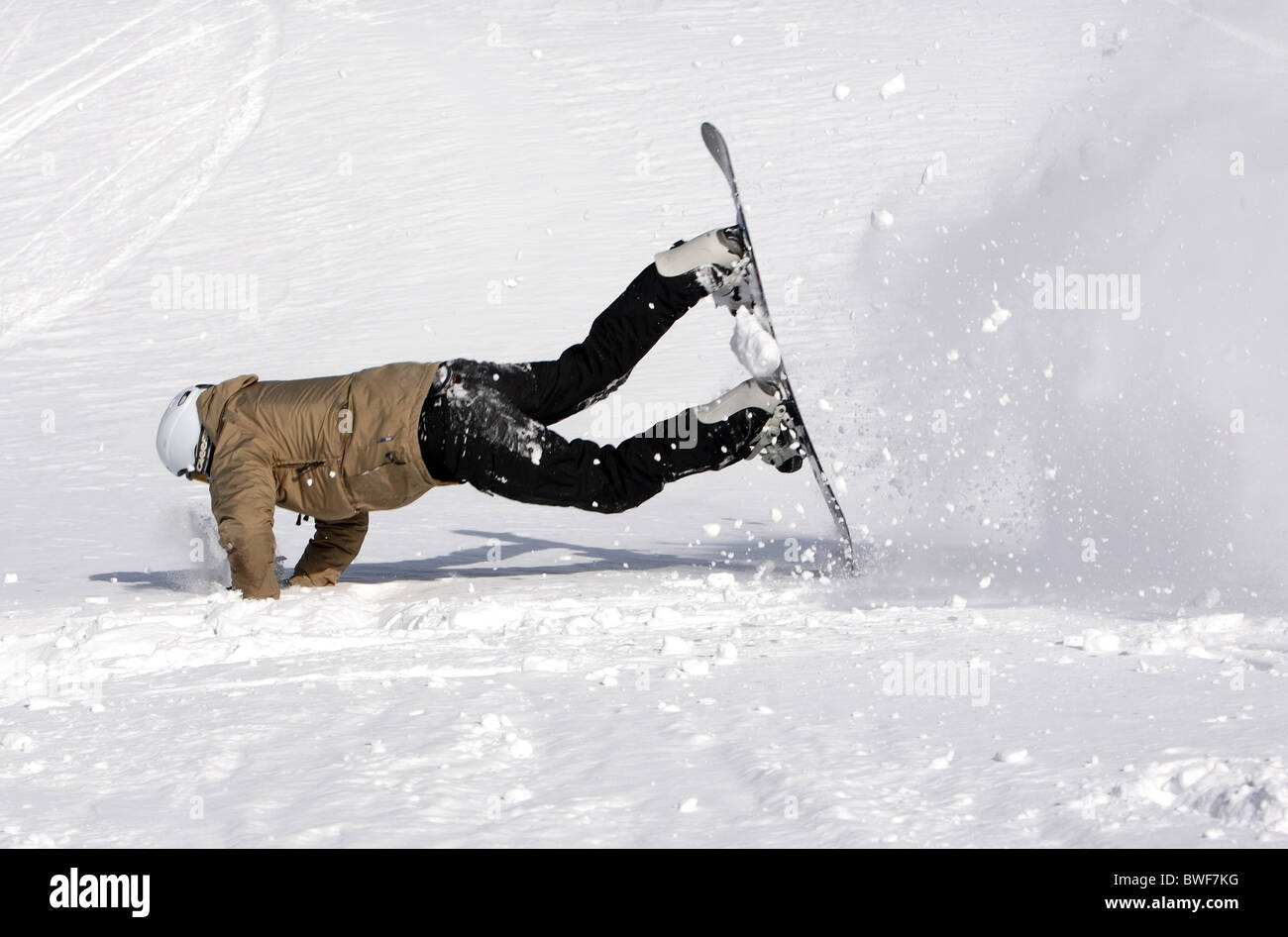 Snowboarder herunterfallen Abhanges Startstelle, Österreich Stockfoto