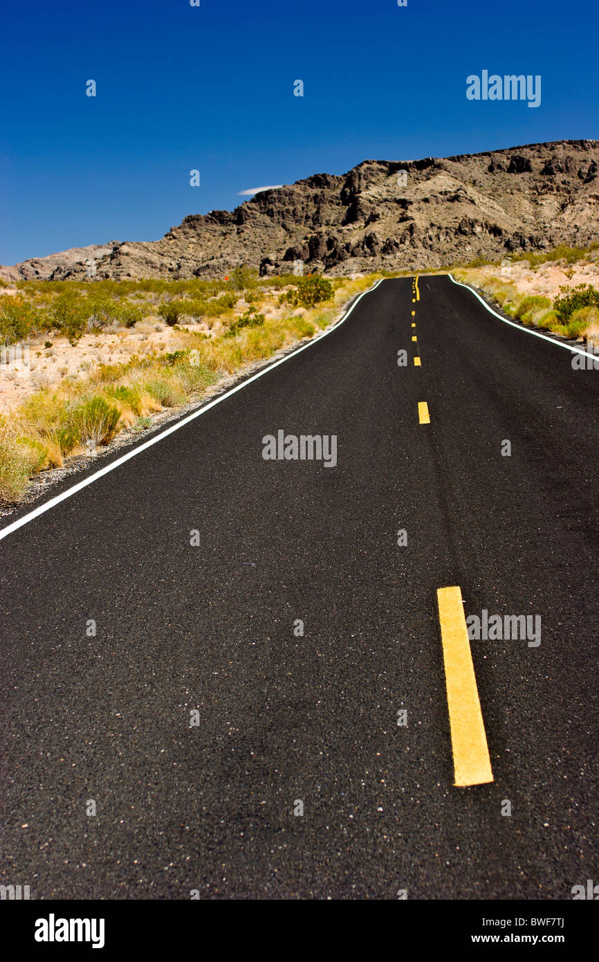 Tal des Feuers Hwy. Nevada USA leer Asphaltstraße mit gelben Linie Stockfoto