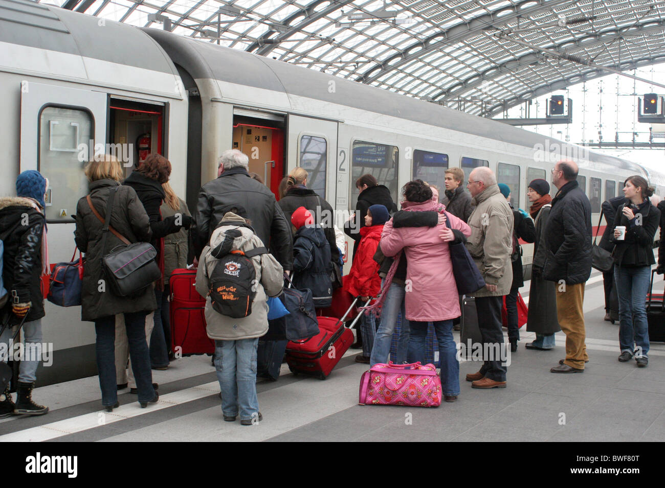 Passagiere erhalten Sie auf den Zug am Hauptbahnhof, Berlin, Deutschland Stockfoto