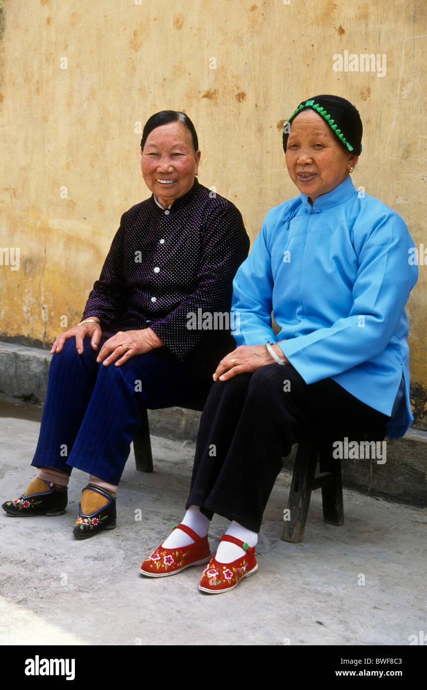 Zwei Frauen mit gebundenen Füßen, Liuyi, Yunnan, China Stockfoto