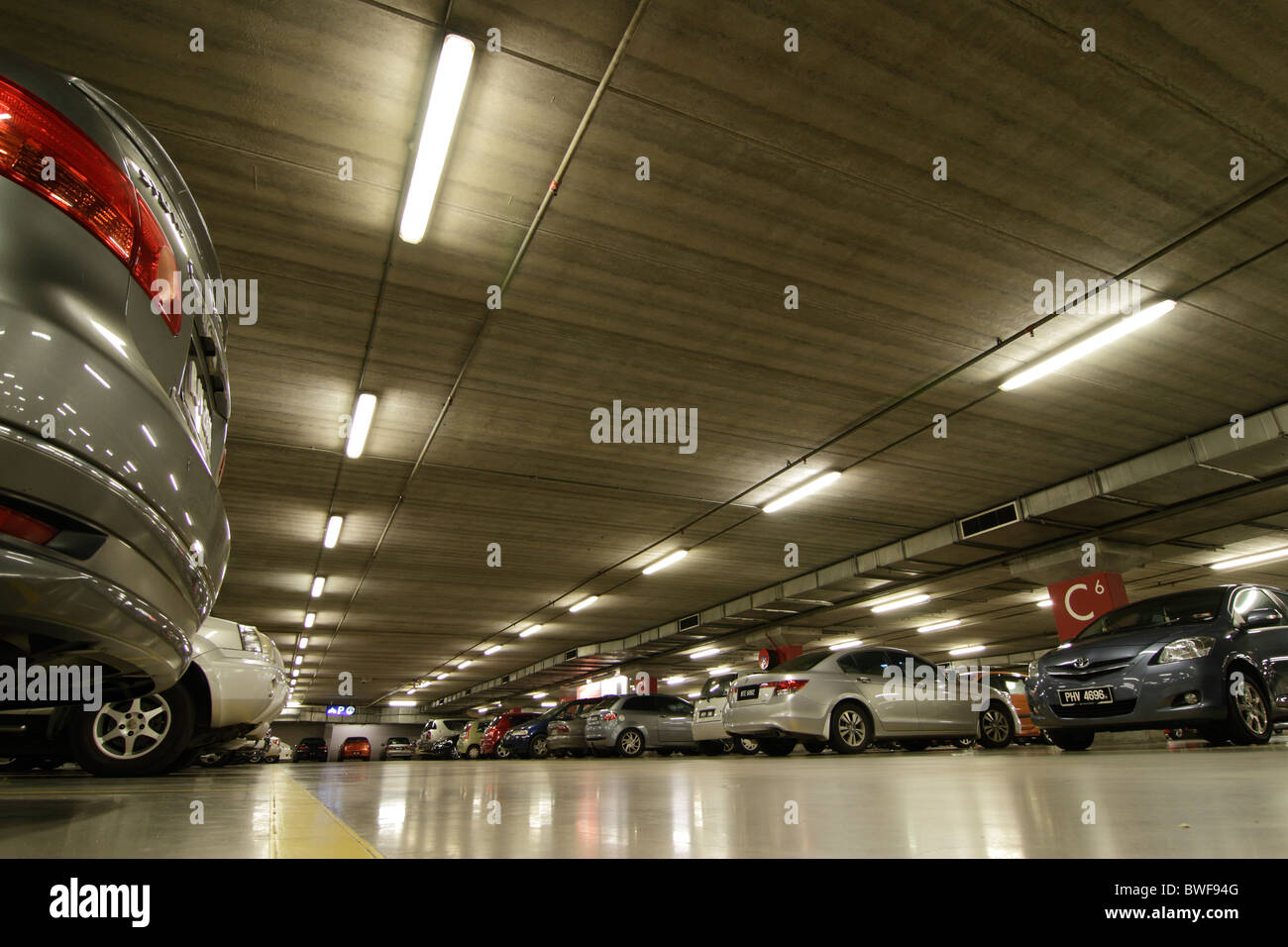 Blick auf eine Tiefgarage mit Autos Stockfoto