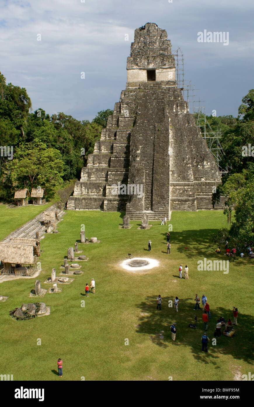 Große Plaza und Tempel I oder Tempel der Großen Jaguar, Tikal, El Peten, Guatemala. Tikal ist ein UNESCO-Weltkulturerbe. Stockfoto