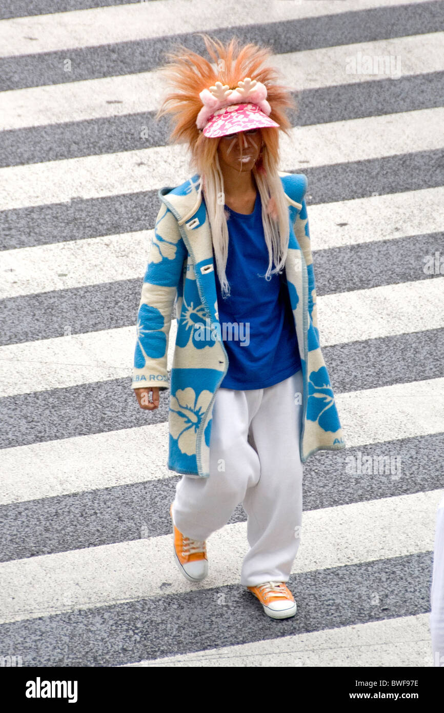 Ein junger Mann, extravagante Kleidung kreuzt eine Straße, Tokyo, Japan  Stockfotografie - Alamy