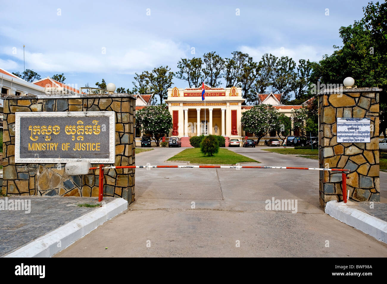 Eingang des Justizministeriums, Phnom Penh, Kambodscha Stockfoto