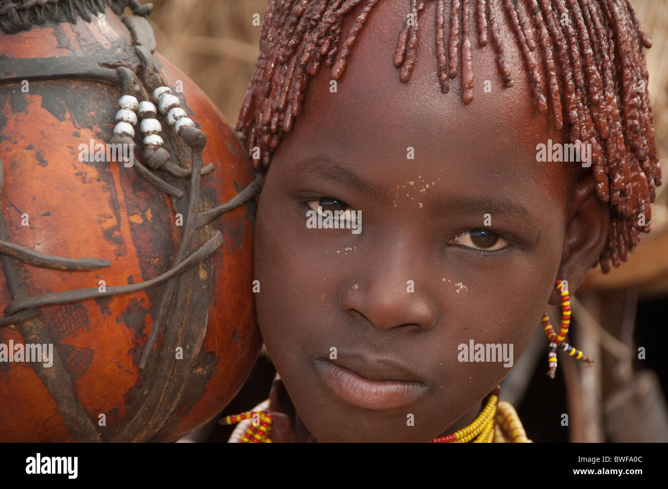 Hamar Mädchen mit bunten Halsketten hält eine Kalebasse, Omo-Tal, Südäthiopien Stockfoto