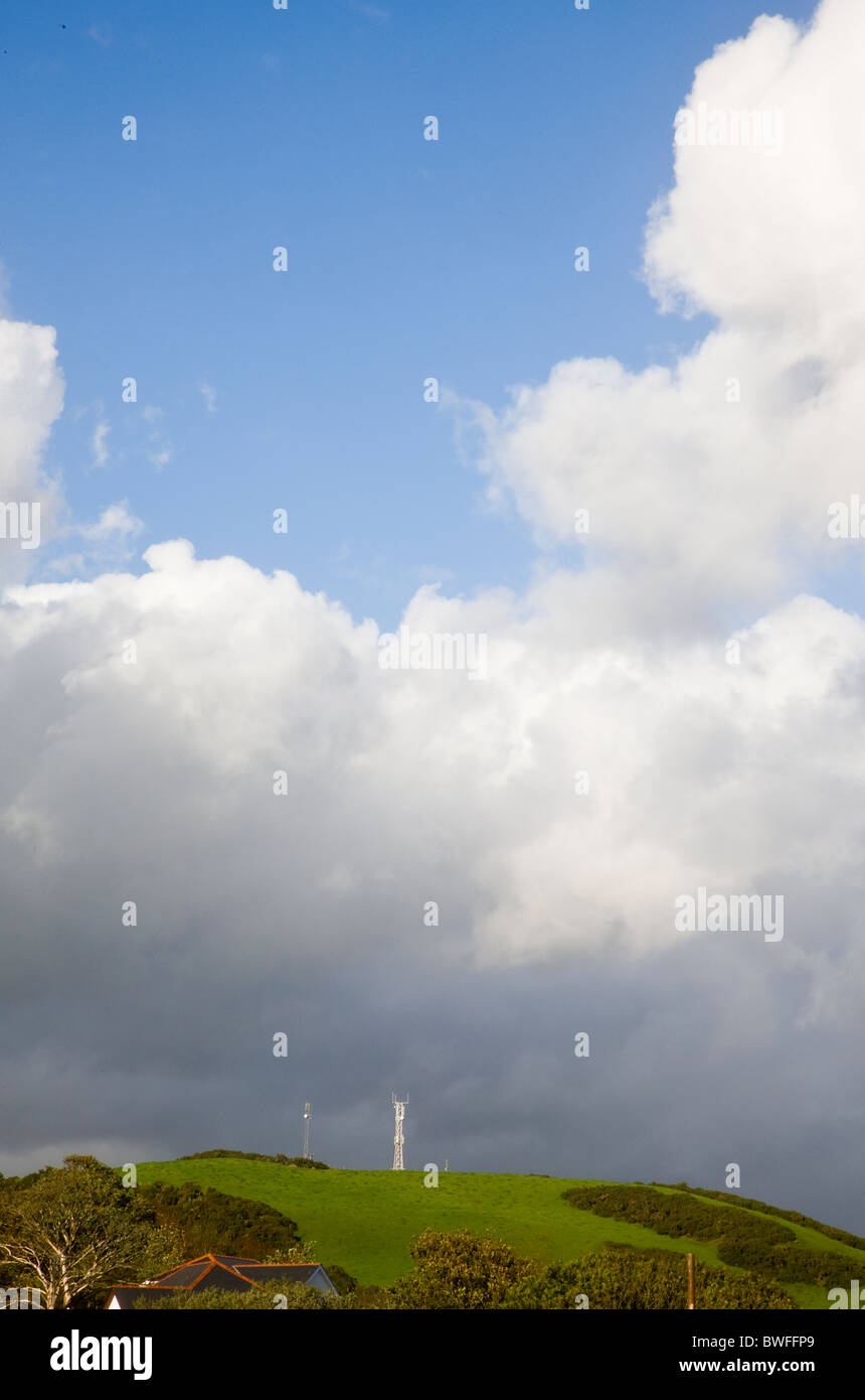 Aerial Masten auf Hügel im Nordwesten Wales Stockfoto