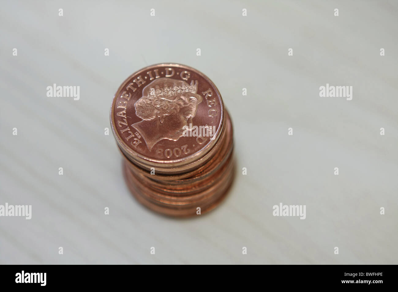 Die Ansicht von oben aus einem Stapel von 2P Münzen Stockfoto