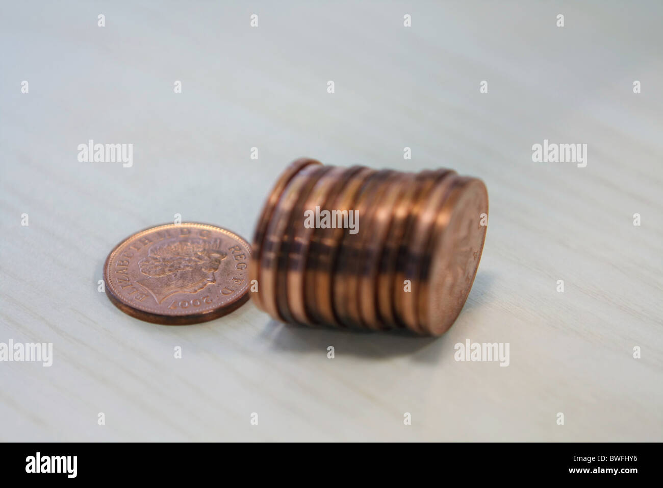 Eine Reihe von 2P Münzen am Ende mit einem umgefallen Stockfoto